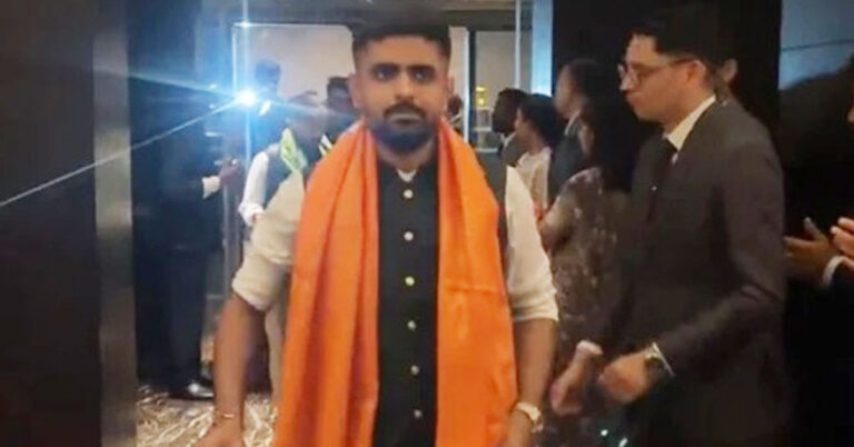 ಭಾರತಕ್ಕೆ ಬಂದ ಬಾಬರ್ ಆಝಮ್ ಪಡೆಗೆ ಕೇಸರಿ ಶಾಲು ಹಾಕಿ ಸ್ವಾಗತ