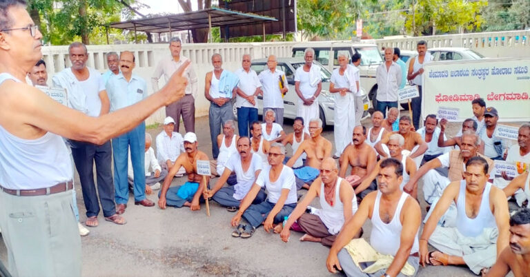 ಹೇಮಾವತಿ ಜಲಾಶಯ ಸಂತ್ರಸ್ಥರಿಂದ ಡಿಸಿ ಕಚೇರಿ ಎದುರು ಅರೆಬೆತ್ತಲೆ ಧರಣಿ
