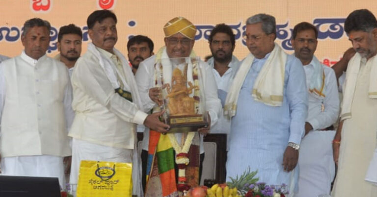 ಕನ್ನಡದ ಶಾಂತಿ ಮಂತ್ರ ವಿಶ್ವಕ್ಕೆ ಪಸರಿಸಿ : ದಸರಾ ಮಹೋತ್ಸವಕ್ಕೆ ಹಂಸಲೇಖ ಚಾಲನೆ