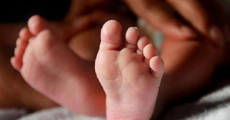 ಸಾಕಲಾಗದೆ ಕಂದನನ್ನು ಕೆರೆಗೆ ಎಸೆದ ಕರುಣೆಯಿಲ್ಲದ ತಂದೆ