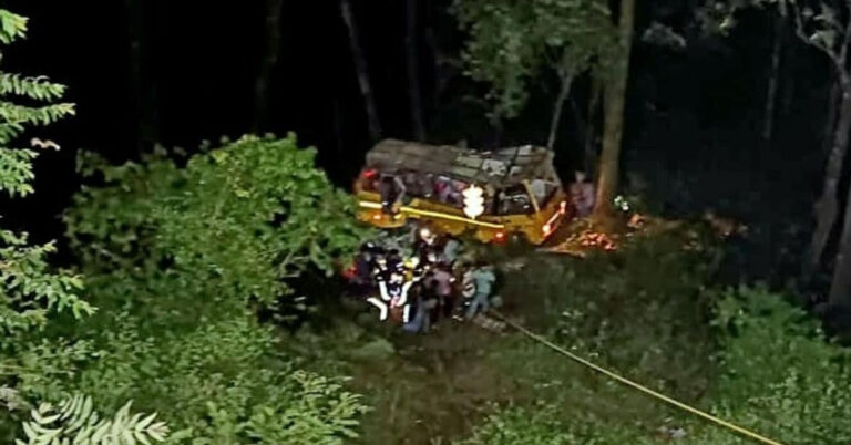 ಕಂದಕಕ್ಕೆ ಬಸ್ ಉರುಳಿ ಬಿದ್ದು 6 ಪ್ರಯಾಣಿಕರ ಸಾವು