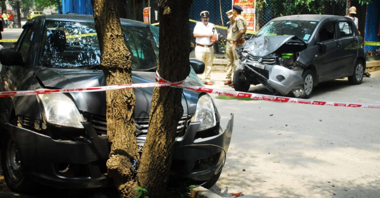ಪ್ರೊಫೆಸರ್ ಕಾರು ಡಿಕ್ಕಿ : ಇಬ್ಬರು ವಿದ್ಯಾರ್ಥಿನಿಯರು ಸೇರಿ ಮೂವರಿಗೆ ಗಾಯ