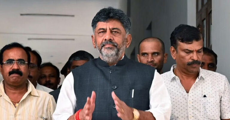 ಗೃಹಲಕ್ಷ್ಮಿ ಹಣ ಬಂದಿಲ್ಲ ಎಂದು ಡಿಸಿಎಂ ಮುಂದೆ ಪೌರಕಾರ್ಮಿಕ ಮಹಿಳೆ ಅಳಲು