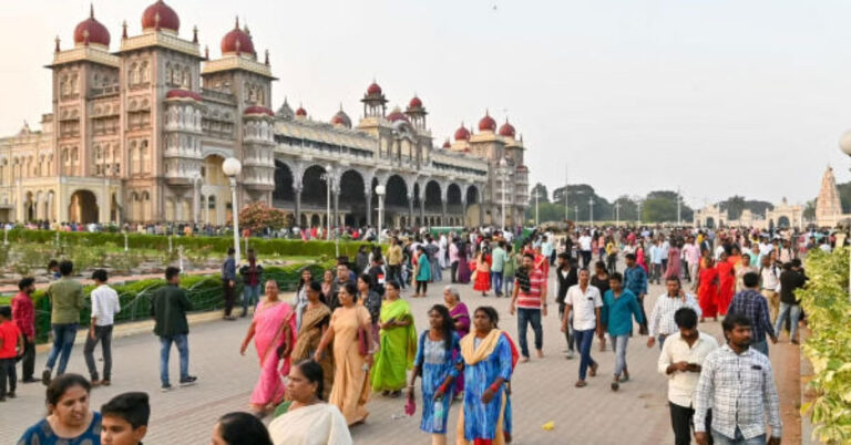 ಸಾಂಸ್ಕೃತಿಕ ನಗರಿಗೆ ಹರಿದುಬಂದ ಪ್ರವಾಸಿಗರ ಸಾಗರ