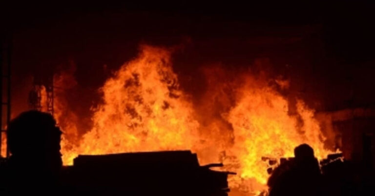 ಗೋದಾಮಿನಲ್ಲಿ ಬೆಂಕಿ : ಅಪಾರ ಪ್ರಮಾಣದ ಸುಗಂಧದ್ರವ್ಯಗಳು ನಾಶ