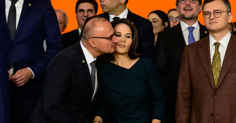 ಜರ್ಮನ್ ವಿದೇಶಾಂಗ ಸಚಿವೆಯನ್ನು ಚುಂಬಿಸಲೆತ್ನಿಸಿದ ಕ್ರೋವೆಷಿಯನ್ ಸಚಿವ