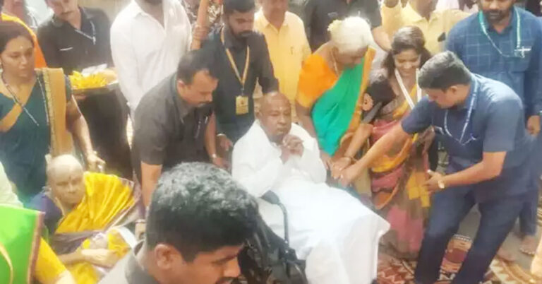 ಹಾಸನಾಂಬೆ ದರ್ಶನ ಪಡೆದ ಎಚ್‍ಡಿಡಿ