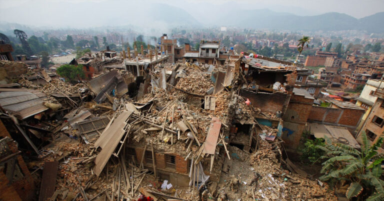 ನೇಪಾಳ ಭೂಕಂಪ : ನೆಲೆ ಕಳೆದುಕೊಂಡು ನರಳುತ್ತಿರುವ ಜನ, ನೆರವಿಗೆ ಅಧಿಕಾರಿಗಳ ಹರಸಾಹಸ