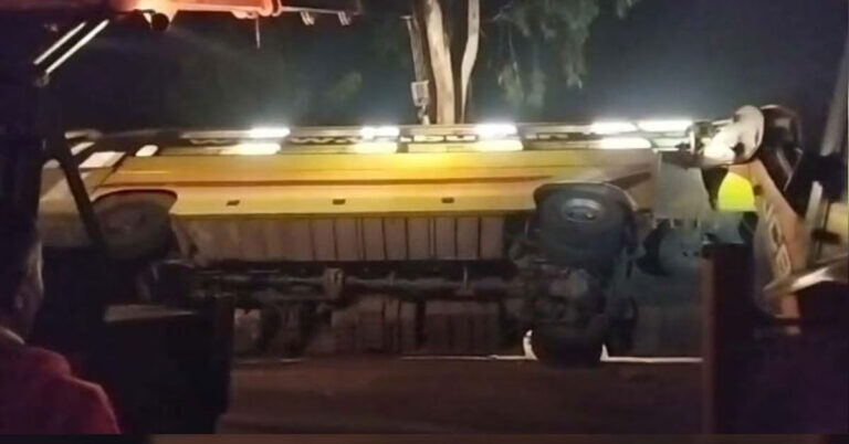 ಖಾಸಗಿ ಬಸ್ ಪಲ್ಟಿ, ಒಂದೇ ಕುಟುಂಬದ ಮೂವರ ದುರ್ಮರಣ