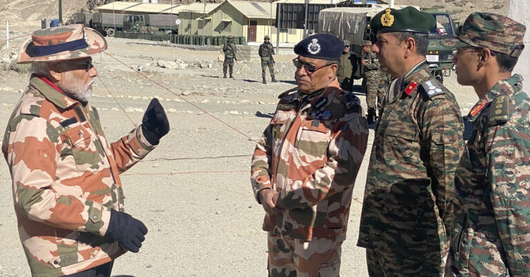 ಸೈನಿಕರೊಂದಿಗೆ ದೀಪಾವಳಿ ಆಚರಿಸಿದ ಪ್ರಧಾನಿ ಮೋದಿ