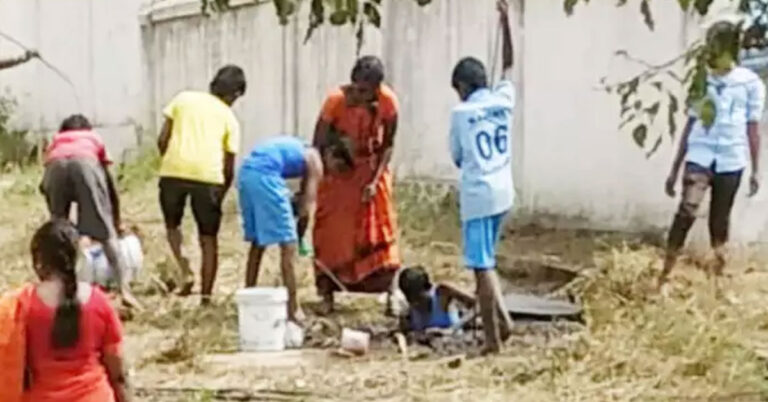 ಮಲಗುಂಡಿ ಸ್ವಚ್ಛತೆಗೆ ಮಕ್ಕಳ ಬಳಕೆ : ಪ್ರಾಂಶುಪಾಲೆ, ವಾರ್ಡನ್, ಡಿ ಗ್ರೂಪ್ ನೌಕರರ ಅಮಾನತು ಮಲಗುಂಡಿ ಸ್ವಚ್ಛತೆಗೆ ಮಕ್ಕಳ ಬಳಕೆ : ಪ್ರಾಂಶುಪಾಲೆ, ವಾರ್ಡನ್, ಡಿ ಗ್ರೂಪ್ ನೌಕರರ ಅಮಾನತು