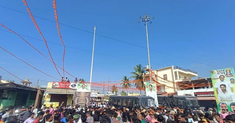 ಹನುಮ ಧ್ವಜ ಕಿಚ್ಚು : ಇಂದು ಮಂಡ್ಯ- ಕೆರೆಗೋಡು ಬಂದ್ ಹನುಮ ಧ್ವಜ ಕಿಚ್ಚು : ಇಂದು ಮಂಡ್ಯ- ಕೆರೆಗೋಡು ಬಂದ್