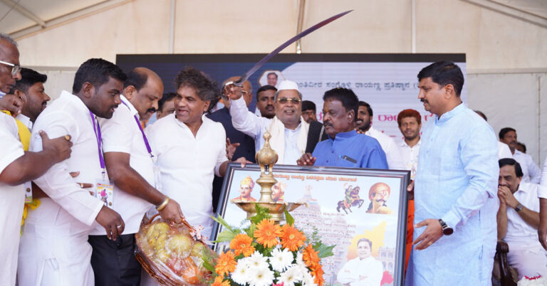 ನಮ್ಮವರ ಕುತಂತ್ರ-ಪಿತೂರಿಯಿಂದಲೇ ಬ್ರಿಟಿಷರು 400 ವರ್ಷ ಭಾರತವನ್ನಾಳಿದರು : ಸಿದ್ದರಾಮಯ್ಯ