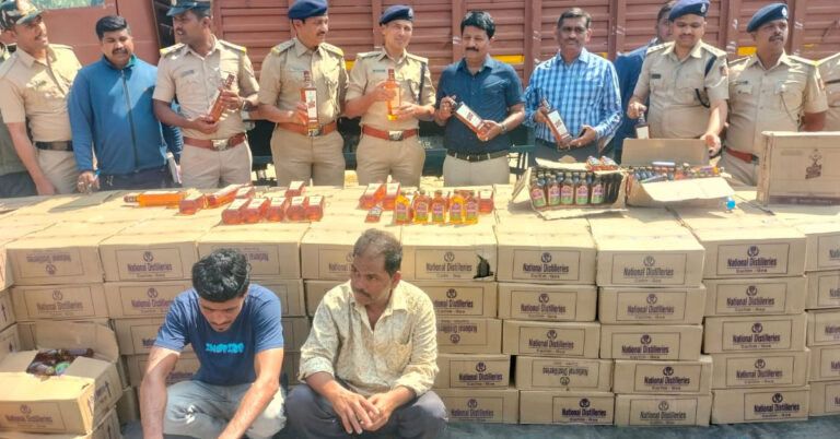 ಗೋವಾದಿಂದ ಅಕ್ರಮವಾಗಿ ಸಾಗಿಸುತ್ತಿದ್ದ 50 ಲಕ್ಷ ಮೌಲ್ಯದ ಮದ್ಯ ವಶ ಗೋವಾದಿಂದ ಅಕ್ರಮವಾಗಿ ಸಾಗಿಸುತ್ತಿದ್ದ 50 ಲಕ್ಷ ಮೌಲ್ಯದ ಮದ್ಯ ವಶ
