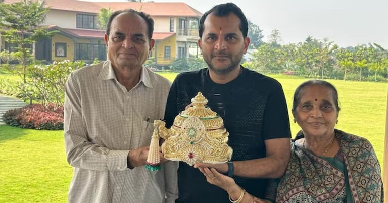 ಶ್ರೀರಾಮನಿಗೆ 11 ಕೋಟಿ ಮೌಲ್ಯದ ವಜ್ರಖಚಿತ ಕಿರೀಟ ಸಮರ್ಪಿಸಿದ ಉದ್ಯಮಿ ಮುಖೇಶ್ ಪಟೇಲ್ ಶ್ರೀರಾಮನಿಗೆ 11 ಕೋಟಿ ಮೌಲ್ಯದ ವಜ್ರಖಚಿತ ಕಿರೀಟ ಸಮರ್ಪಿಸಿದ ಉದ್ಯಮಿ ಮುಖೇಶ್ ಪಟೇಲ್