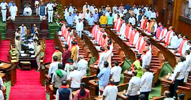 ಕೇಸರಿ ಶಾಲು ಧರಿಸಿ ಅಧಿವೇಶನಕ್ಕೆ ಬಂದ ಬಿಜೆಪಿ ಶಾಸಕರು