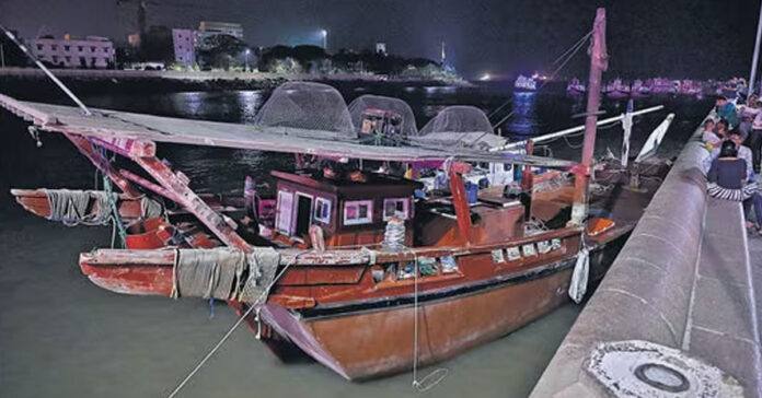 Mumbai Police intercepts boat