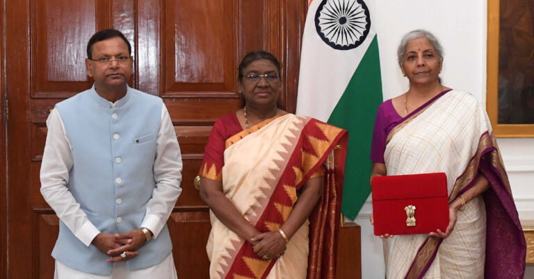 ರಾಷ್ಟ್ರಪತಿ ಭೇಟಿಯಾದ ನಿರ್ಮಲಾ ಸೀತಾರಾಮನ್