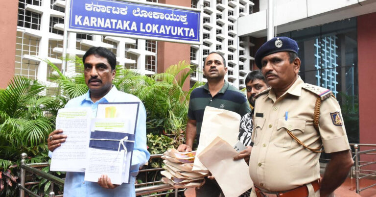 ಸಿಎಂ ಸಿದ್ಧರಾಮಯ್ಯ ಕುಟುಂಬಸ್ತರ ವಿರುದ್ಧ ಲೋಕಾಯುಕ್ತಕ್ಕೆ ದೂರು