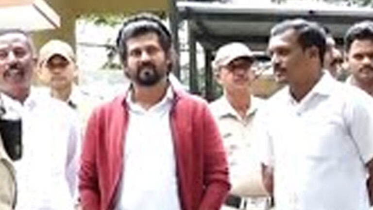 ಪುನಿತ್ ಕೆರೆಹಳ್ಳಿಗೆ ಪೊಲೀಸರ ಹಲ್ಲೆ : ಠಾಣೆ ಎದುರು ಪ್ರತಾಪ್ ಸಿಂಹ ಪ್ರತಿಭಟನೆ ಪುನಿತ್ ಕೆರೆಹಳ್ಳಿಗೆ ಪೊಲೀಸರ ಹಲ್ಲೆ : ಠಾಣೆ ಎದುರು ಪ್ರತಾಪ್ ಸಿಂಹ ಪ್ರತಿಭಟನೆ
