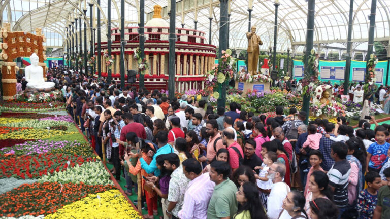 ಭಾನುವಾರ ರಜೆ ಹಿನ್ನೆಲೆಯಲ್ಲಿ ಫ್ಲವರ್ ಷೋ ನೋಡಲು ಸಸ್ಯಕಾಶಿಗೆ ಹರಿದುಬಂದ ಜನಸಾಗರ ಭಾನುವಾರ ರಜೆ ಹಿನ್ನೆಲೆಯಲ್ಲಿ ಫ್ಲವರ್ ಷೋ ನೋಡಲು ಸಸ್ಯಕಾಶಿಗೆ ಹರಿದುಬಂದ ಜನಸಾಗರ