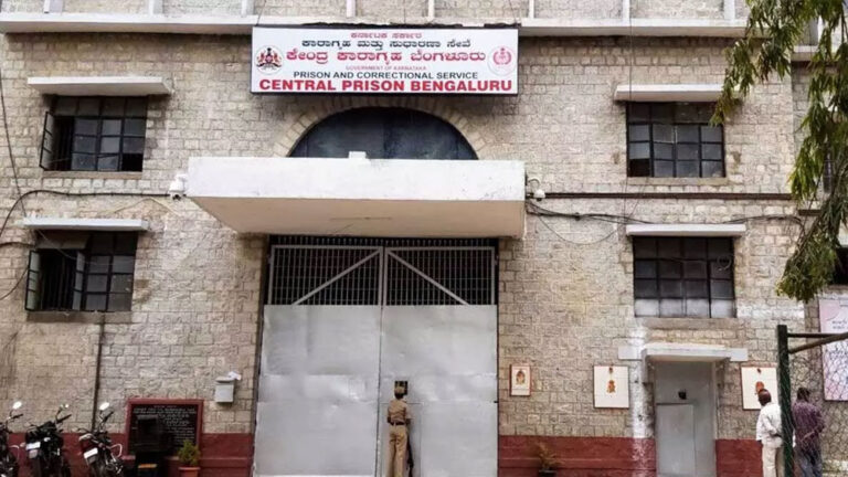 ಪರಪ್ಪನ ಅಗ್ರಹಾರ ಜೈಲಿಗೆ ಜಾಮರ್, ಸುತ್ತ ಮುತ್ತಲಿನ ನಿವಾಸಿಗಳಿಗೆ ಕಿರಿಕಿರಿ ಪರಪ್ಪನ ಅಗ್ರಹಾರ ಜೈಲಿಗೆ ಜಾಮರ್, ಸುತ್ತ ಮುತ್ತಲಿನ ನಿವಾಸಿಗಳಿಗೆ ಕಿರಿಕಿರಿ