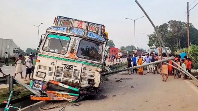 10 killed in road accident