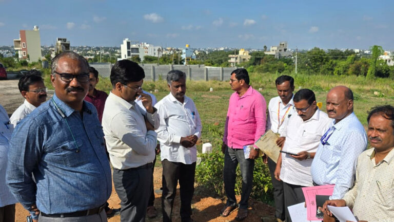ಸಿಎಂ ಪತ್ನಿ ಪಡೆದಿದ್ದ ವಿವಾದಿತ 14 ನಿವೇಶನಗಳ ಸ್ಥಳ ಪರಿಶೀಲನೆ ನಡೆಸಿದ ಲೋಕಾಯುಕ್ತ ಪೊಲೀಸರು ಸಿಎಂ ಪತ್ನಿ ಪಡೆದಿದ್ದ ವಿವಾದಿತ 14 ನಿವೇಶನಗಳ ಸ್ಥಳ ಪರಿಶೀಲನೆ ನಡೆಸಿದ ಲೋಕಾಯುಕ್ತ ಪೊಲೀಸರು