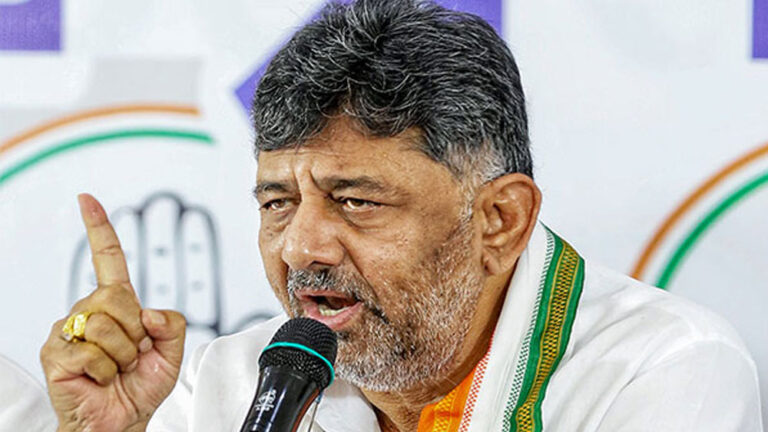ವಿದೇಶಿ ಪ್ರವಾಸದಿಂದ ವಾಪಸ್ಸಾಗುತ್ತಿದ್ದಂತೆ ನೇರವಾಗಿ ಹೈಕಮಾಂಡ್ ಭೇಟಿ ಮಾಡಿದ ಡಿಕೆಶಿ ವಿದೇಶಿ ಪ್ರವಾಸದಿಂದ ವಾಪಸ್ಸಾಗುತ್ತಿದ್ದಂತೆ ನೇರವಾಗಿ ಹೈಕಮಾಂಡ್ ಭೇಟಿ ಮಾಡಿದ ಡಿಕೆಶಿ