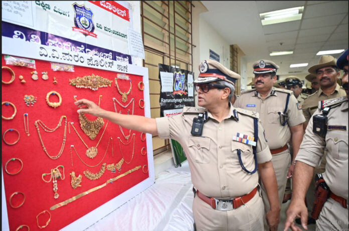 gold-diamond-jewelery-worth-crores-seized