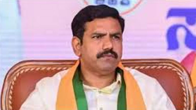 ಸಿದ್ದರಾಮಮಯ್ಯನವರ ಮುಂದೆ ‘ಕೈ’ಕಮಾಂಡ್ ಮಂಡಿಯೂರಿದೆ : ಬಿವೈವಿ ವಾಗ್ದಾಳಿ ಸಿದ್ದರಾಮಮಯ್ಯನವರ ಮುಂದೆ ‘ಕೈ’ಕಮಾಂಡ್ ಮಂಡಿಯೂರಿದೆ : ಬಿವೈವಿ ವಾಗ್ದಾಳಿ