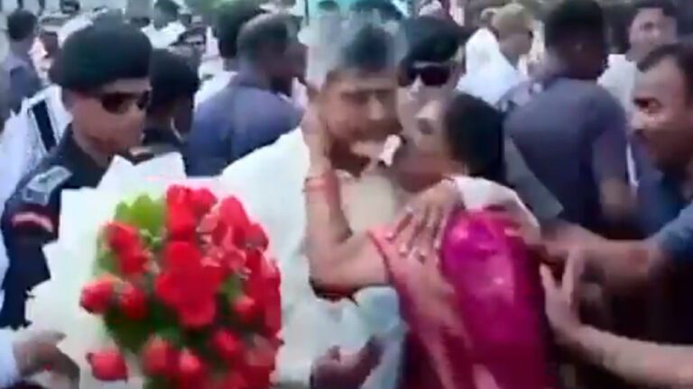ಜಸ್ಟ್‌ ಮಿಸ್ : ಕಿಸ್‌‍ ತಪ್ಪಿಸಿಕೊಂಡ ನಾಯ್ಡು