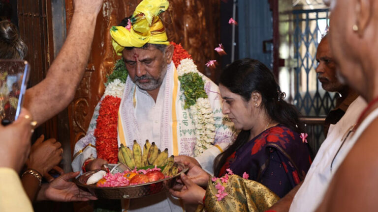 ಉಗ್ರ ಸ್ವರೂಪಿಣಿ ʻಪ್ರತ್ಯಂಗಿರಾ ದೇವಿʼ ದರ್ಶನ ಪಡೆದ ಡಿಕೆಶಿ ಉಗ್ರ ಸ್ವರೂಪಿಣಿ ʻಪ್ರತ್ಯಂಗಿರಾ ದೇವಿʼ ದರ್ಶನ ಪಡೆದ ಡಿಕೆಶಿ