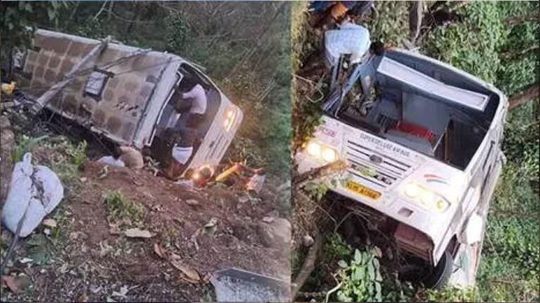 ಕೇರಳ : ಬಸ್ ಕಮರಿಗೆ ಬಿದ್ದು ಮೂವರ ಸಾವು ಕೇರಳ : ಬಸ್ ಕಮರಿಗೆ ಬಿದ್ದು ಮೂವರ ಸಾವು
