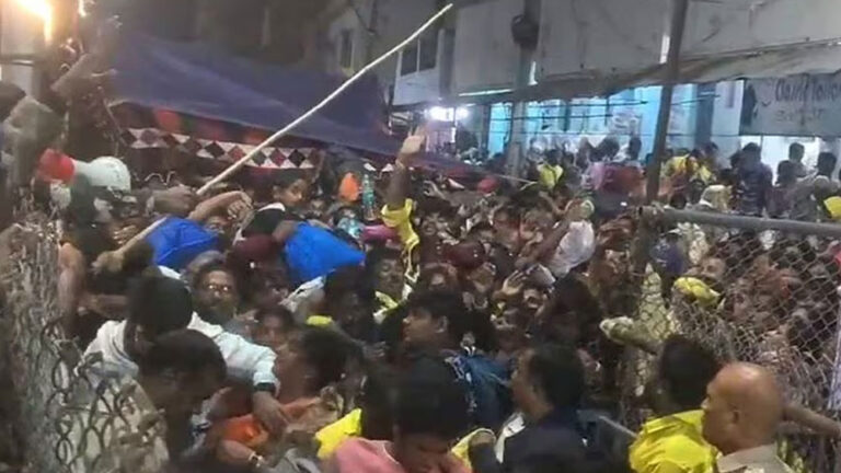 ತಿರುಪತಿ ದುರಂತ: ಮೃತರ ಕುಟುಂಬಕ್ಕೆ 25 ಲಕ್ಷ ರೂ. ಪರಿಹಾರ ತಿರುಪತಿ ದುರಂತ: ಮೃತರ ಕುಟುಂಬಕ್ಕೆ 25 ಲಕ್ಷ ರೂ. ಪರಿಹಾರ