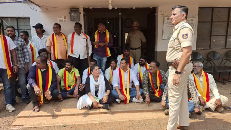 ಮರಾಠಿಗರ ಪುಂಡಾಟ : ಅಂತಾರಾಜ್ಯ ಬಸ್‌ ಸಂಚಾರ ಬಂದ್‌, ಗಡಿ ಉದ್ವಿಗ್ನ