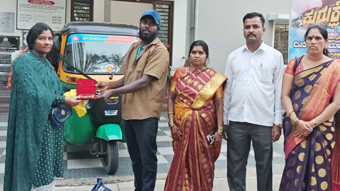 Auto driver shows honesty by returning gold ornaments worth Rs 4 lakh left behind by a passenger