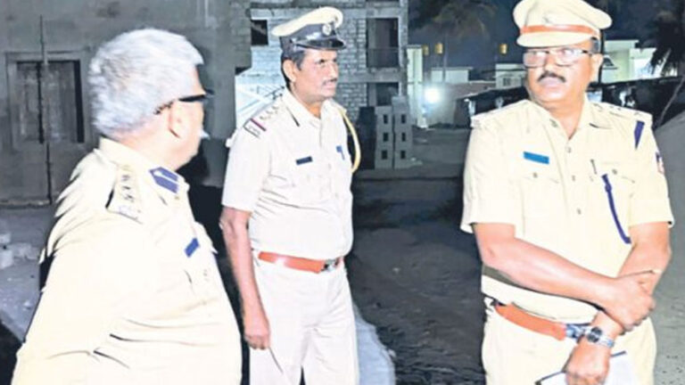 ಹೋಳಿ ಹಬ್ಬದ ಎಣ್ಣೆ ಪಾರ್ಟಿಯಲ್ಲಿ ಮೂವರ ಕೊಲೆ : ಆರೋಪಿಗಳ ಪತ್ತೆಗಾಗಿ ವಿಶೇಷ 4 ತಂಡ ರಚನೆ ಹೋಳಿ ಹಬ್ಬದ ಎಣ್ಣೆ ಪಾರ್ಟಿಯಲ್ಲಿ ಮೂವರ ಕೊಲೆ : ಆರೋಪಿಗಳ ಪತ್ತೆಗಾಗಿ ವಿಶೇಷ 4 ತಂಡ ರಚನೆ