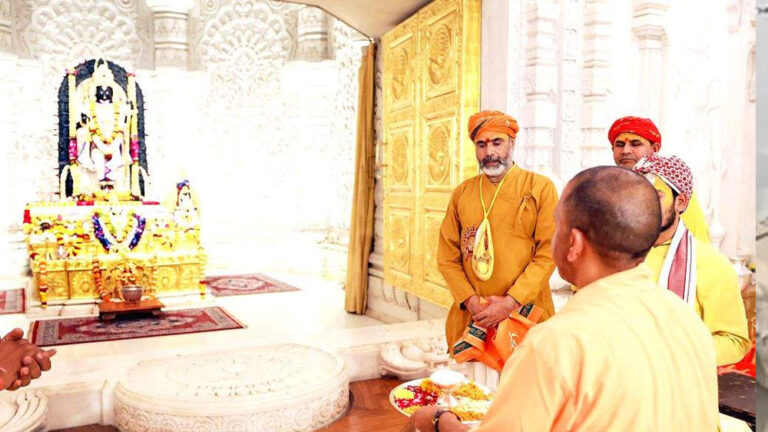 ರಾಮಮಂದಿರದಲ್ಲಿ ಪೂಜೆ ಮಾಡಿದ ಯೋಗಿ ರಾಮಮಂದಿರದಲ್ಲಿ ಪೂಜೆ ಮಾಡಿದ ಯೋಗಿ