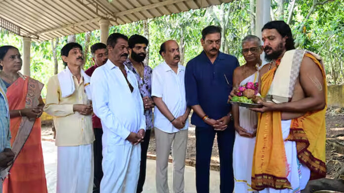 ravi shastri visits the karvalu vishnumurthy temple in erlapadi