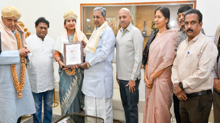 ಶಬಾನಾ ಆಜ್ಮಿಗೆ ಜೀವಮಾನ ಸಾಧನೆ ಪ್ರಶಸ್ತಿ ನೀಡಿ ಗೌರವಿಸಿದ ಸಿಎಂ ಸಿದ್ಧರಾಮಯ್ಯ
