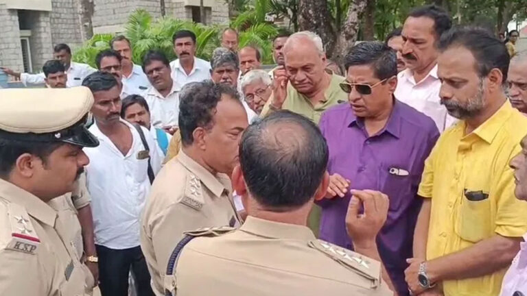 ಸಿಇಟಿ ಪರೀಕ್ಷೆಗೆ ಬಂದಿದ್ದ ವಿದ್ಯಾರ್ಥಿಯ ಜನಿವಾರ ಕಿತ್ತೆಸೆದು ಅಧಿಕಾರಿಗಳ ದರ್ಪ, ವ್ಯಾಪಕ ಆಕ್ರೋಶ ಸಿಇಟಿ ಪರೀಕ್ಷೆಗೆ ಬಂದಿದ್ದ ವಿದ್ಯಾರ್ಥಿಯ ಜನಿವಾರ ಕಿತ್ತೆಸೆದು ಅಧಿಕಾರಿಗಳ ದರ್ಪ, ವ್ಯಾಪಕ ಆಕ್ರೋಶ
