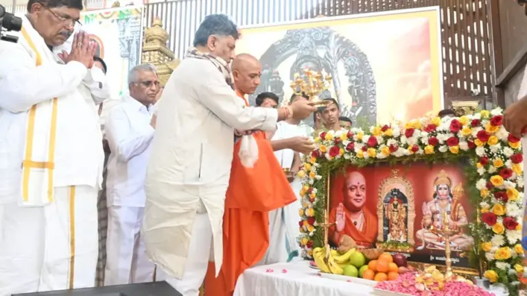 ಡಿ.ಕೆ.ಶಿವಕುಮಾರ್  ಸಮರ್ಪಿಸಿಕೊಂಡ ವ್ಯಕ್ತಿ