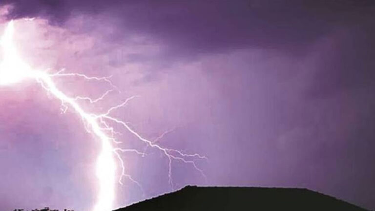 ಗುಡುಗು ಸಹಿತ ಮಳೆ : ಕಾರಿನ ಮೇಲೆ ಮರ ಬಿದ್ದು ಇಬ್ಬರು ಸಾವು