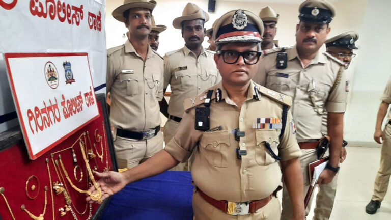 ಮೂವರು ಮನೆಗಳ್ಳರ ಬಂಧನ : 56.51 ಲಕ್ಷ ರೂ.ಮೌಲ್ಯದ ಚಿನ್ನದಗಟ್ಟಿ-ಆಭರಣ ವಶ