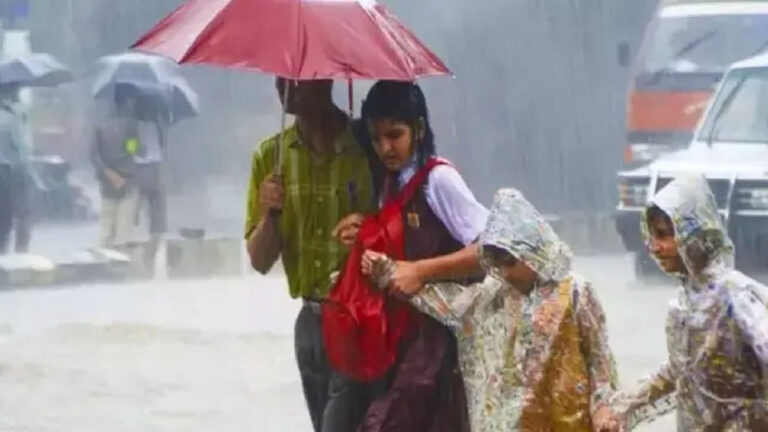 ರಾಜ್ಯದಲ್ಲಿ ವರುಣನ ಆರ್ಭಟ : ಈ ಜಿಲ್ಲೆಗಳಲ್ಲಿ ಶಾಲಾಗಳಿಗೆ ರಜೆ ಘೋಷಣೆ