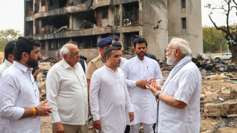 ವಿಮಾನ ದುರಂತ ಸ್ಥಳಕ್ಕೆ ಭೇಟಿ ನೀಡಿ ಪರಿಶೀಲಿಸಿದ ಪ್ರಧಾನಿ ಮೋದಿ