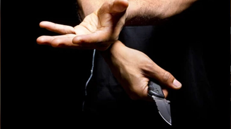 ಚಿಲ್ಲರೆ ಕೇಳುವ ಹಾಗೂ ಲಗ್ನ ಪತ್ರಿಕೆ ನೀಡುವ ನೆಪದಲ್ಲಿ ಎರಡು ಕಡೆ ದರೋಡೆ