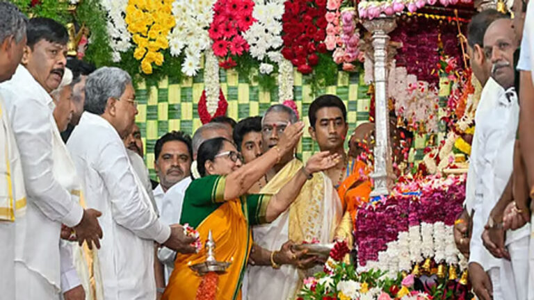 ಚಾಮುಂಡೇಶ್ವರಿ ಮೂರ್ತಿಗೆ ಪುಷ್ಪಾರ್ಚನೆ ಮಾಡಿ ದಸರಾಗೆ ಚಾಲನೆ ಕೊಟ್ಟ ಬಾನು ಮುಷ್ತಾಕ್