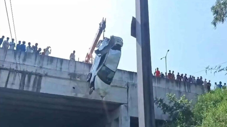 ನವದೆಹಲಿ :  ಫ್ಲೈಓವರ್‌ನಿಂದ ರೈಲು ಹಳಿಗಳ ಮೇಲೆ ಹಾರಿ ಬಿದ್ದ ಕಾರು